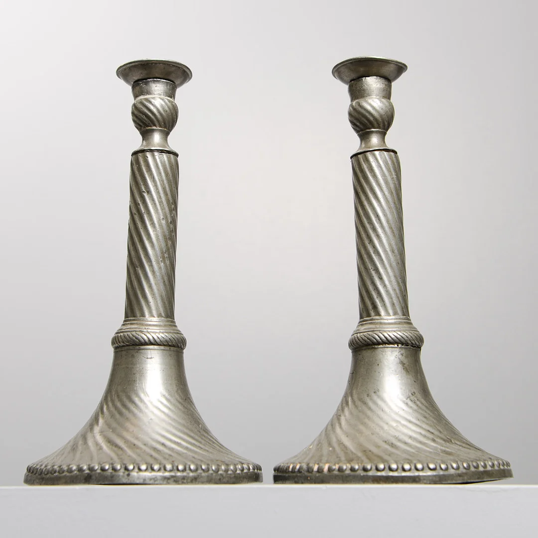 ERIK PETTERSSON KREITZ. Ljusstakar, 2 st tenn, Gustavianska, 1792. — Pewter, Brass & Copper — Formstad Auktioner