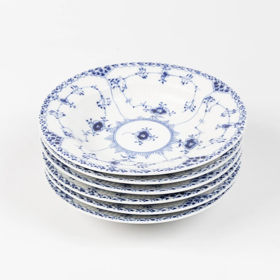 DJUPA TALLRIKAR, 6 stycken, Musselmalet, halvblond, Royal Copenhagen, modell 566, porslin, 1:a sortering. — European — Stockholms Auktionsverk Helsingborg