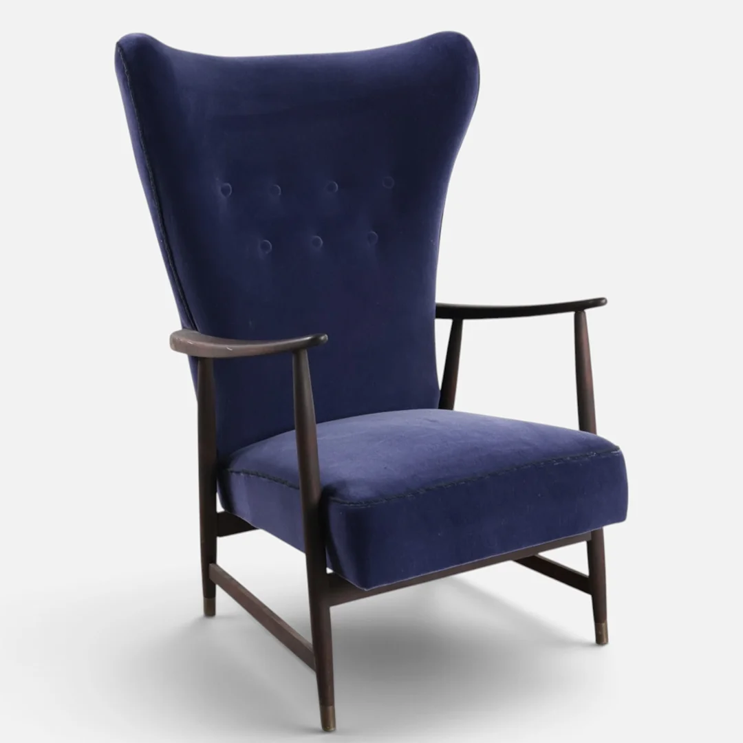 Højrygget lænestol med stel af mørkbejdset bøg med 'sko' af messing, betrukket med blåt velour fra Kvadrat. Danmark, 1960'erne. — Armchairs & Chairs — Woxholt Auktionshus