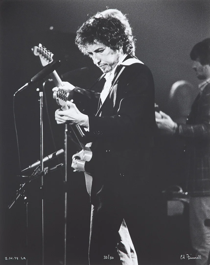 ED FINNELL (USA/SVERIGE, FÖDD 1956). Bob Dylan & The Band, "Blood on the Tracks Tour", Los Angeles Forum, 14 februari 1974, signerad Ed Finnell, 33/50. — Photography — Stockholms Auktionsverk Sickla