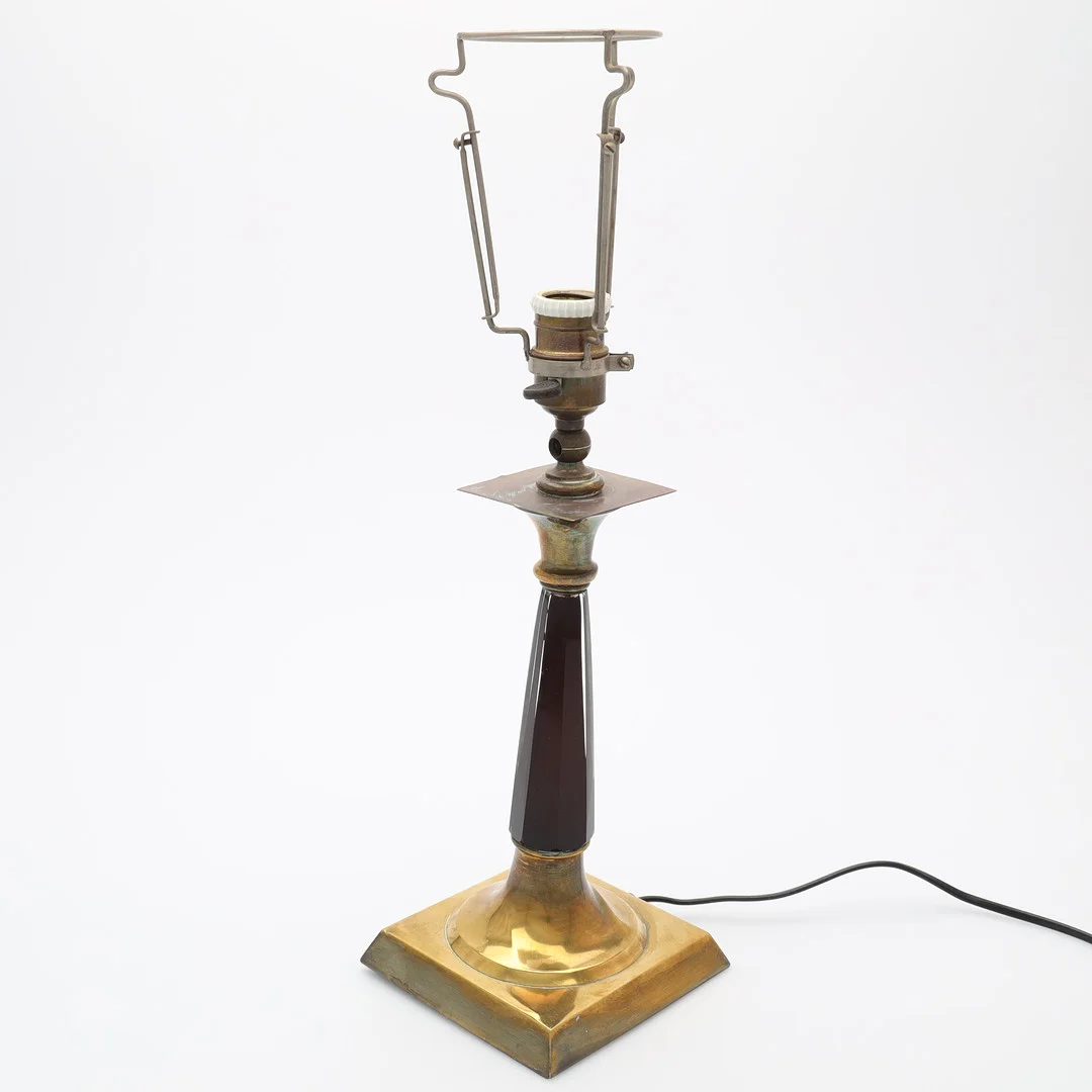 BORDSLAMPA, mässing och rödtonat glas, 1930/40-tal. — Table Lamps — Auktionsmagasinet Vänersborg