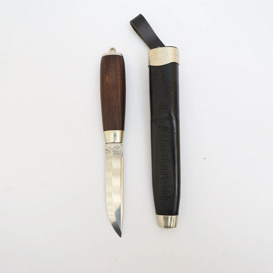 KNIV MED SLIDA, Norge, skaft i betsat trä, blad av stål, slida av läder och tenndetaljer. — Edged weapons — Falun Auktionsbyrå
