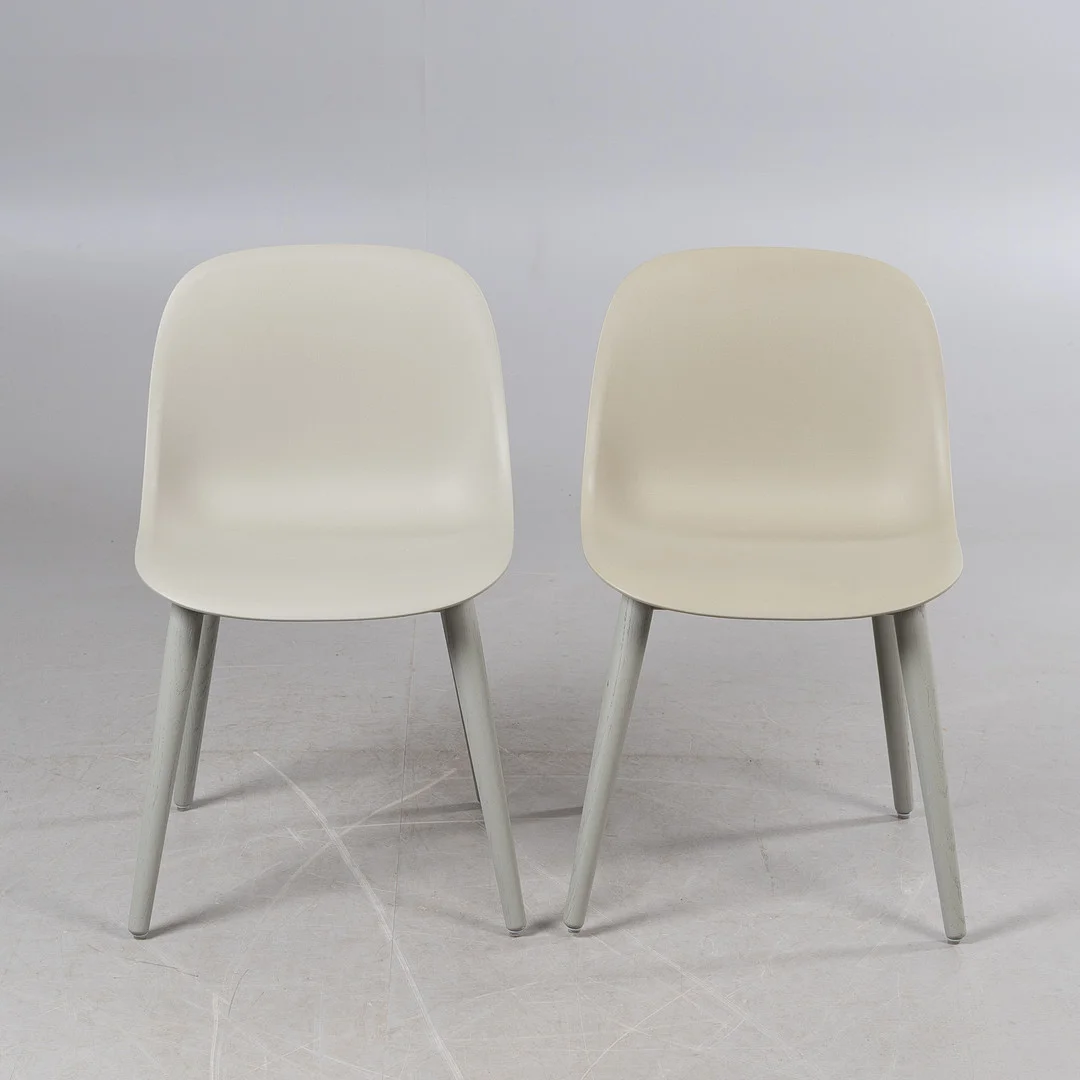 ISKOS-BERLIN. "Fiber side chair", ett par, Muuto. — Armchairs & Chairs — Stockholms Auktionsverk Helsingborg