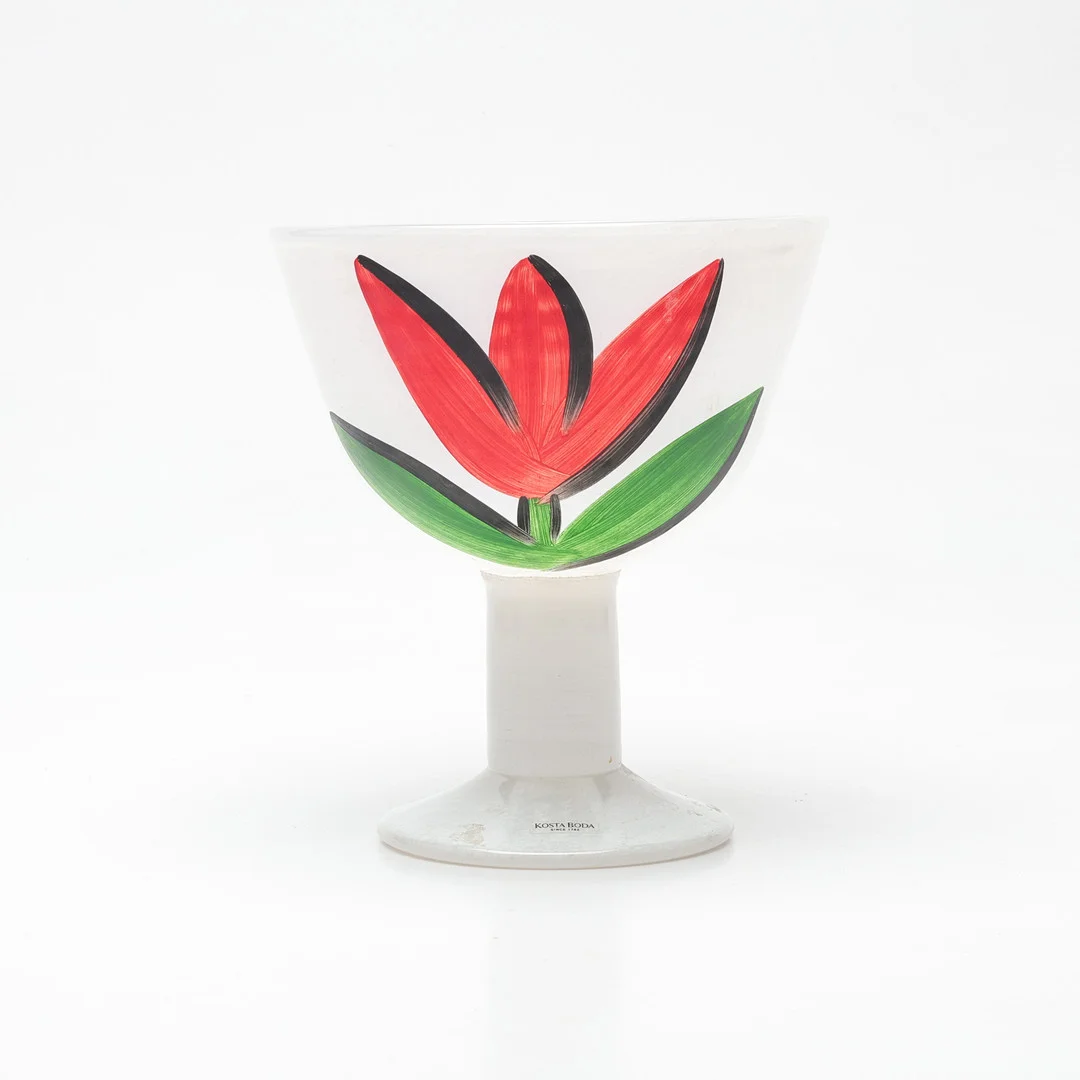 SKÅL PÅ FOT, Ulrica Hydman-Vallien, Kosta Boda. — Art glass — Gomér & Andersson Linköping