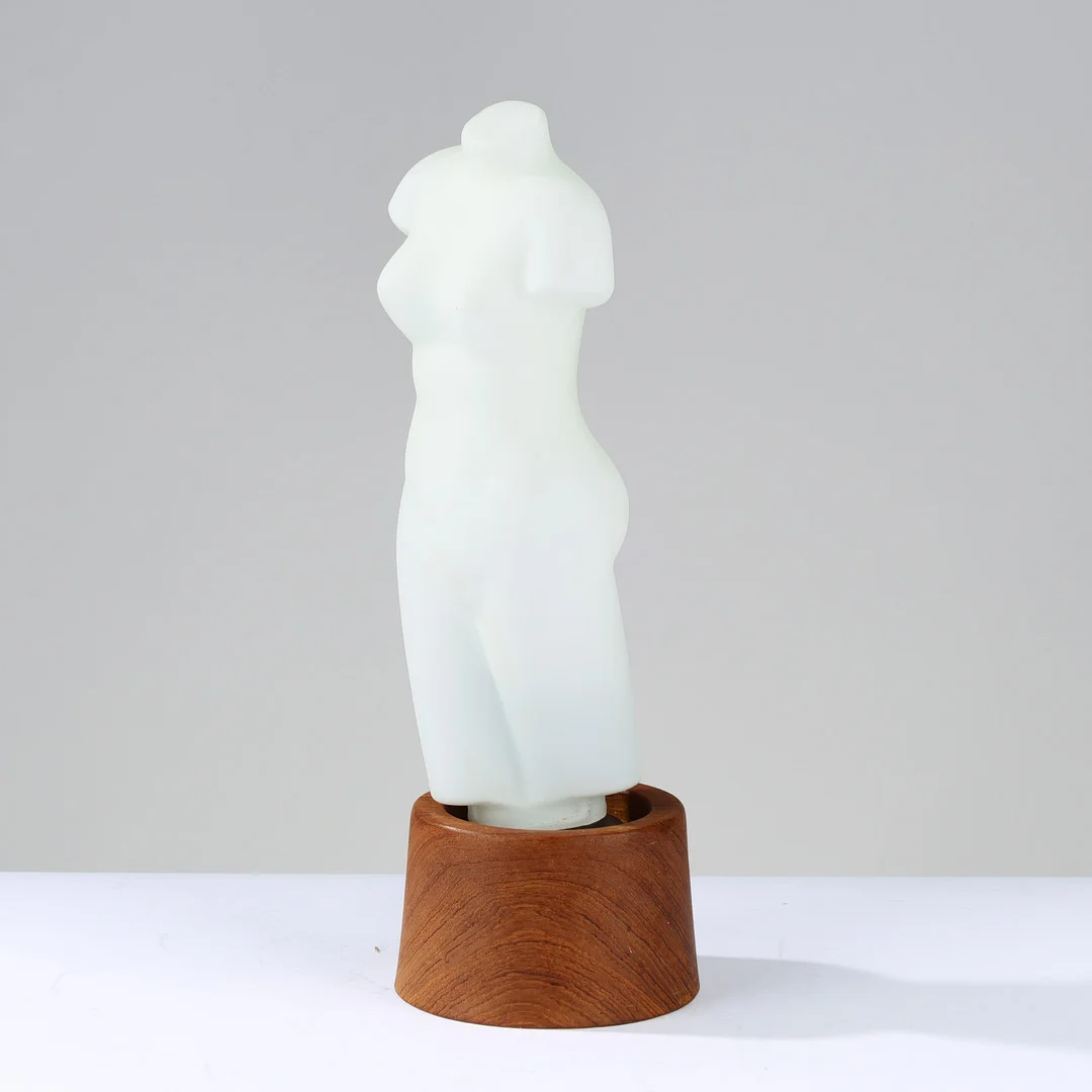 Bordlampe med sokkel af teak og skræm af opalglas formet som kvindetorso, 20/21. årh. — Table Lamps — Palsgaard Kunstauktioner