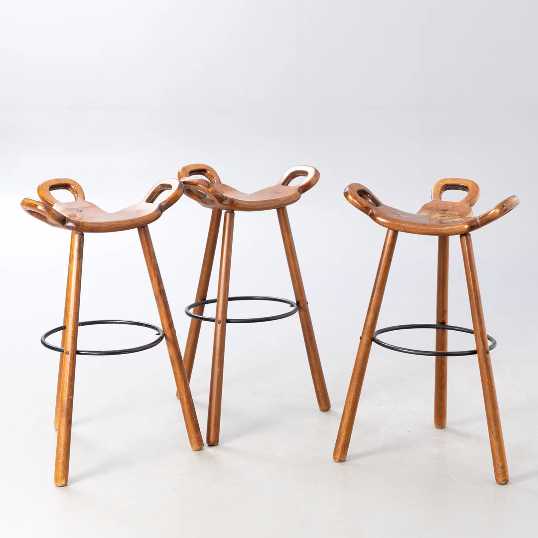 SERGIO RODRIGUES. 3 Barhocker 'Marbella', Spanien, 1970er Jahre (3). — Armchairs & Chairs — Stockholms Auktionsverk Hamburg