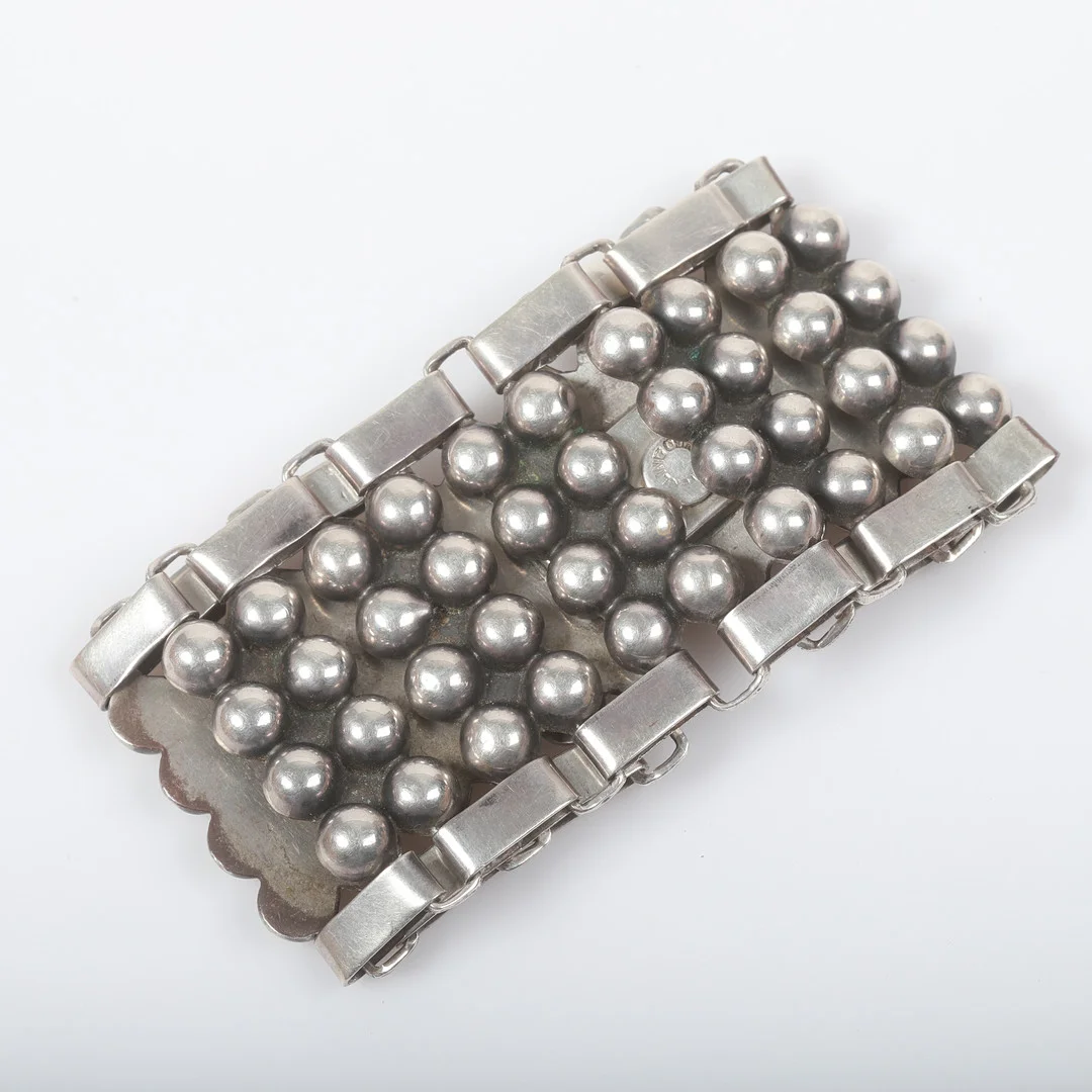 ARMBAND, sterlingsilver med kuldekor, Mexico. — Bracelets — Helsingborgs Auktionskammare