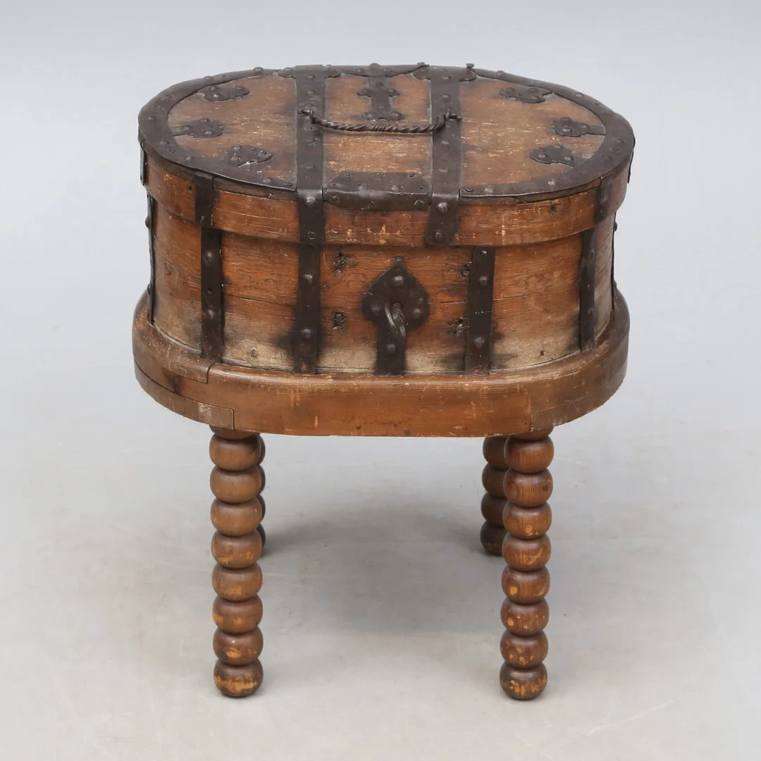 KISTA, trä/järn, på senarde träställning, 1800-tal. — Furniture — Kalmar Auktionsverk