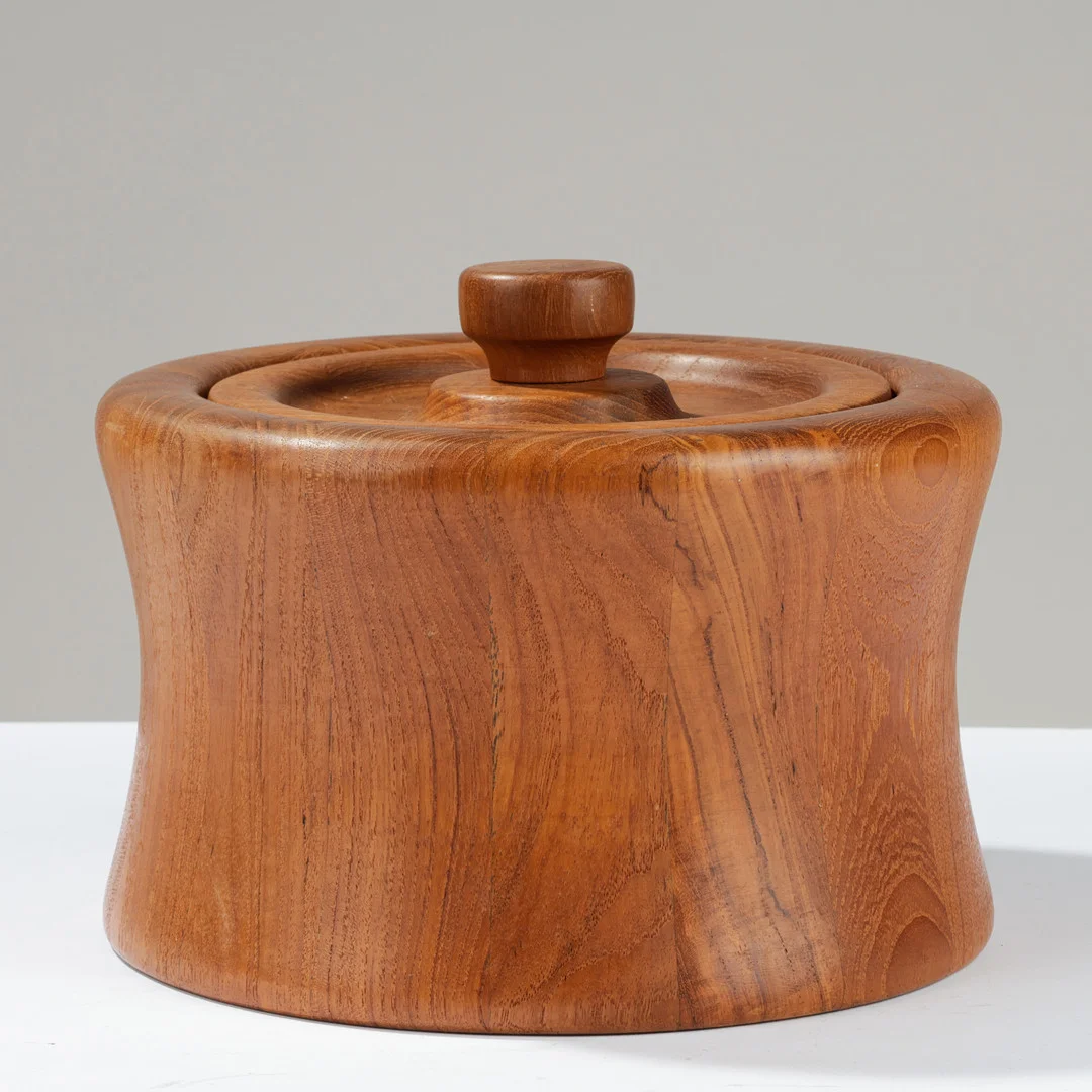 SELANDIA DESIGNS: Isspand af teak med indsats af plastik, Danmark, 1960/1970'erne. — Miscellaneous — Palsgaard Kunstauktioner