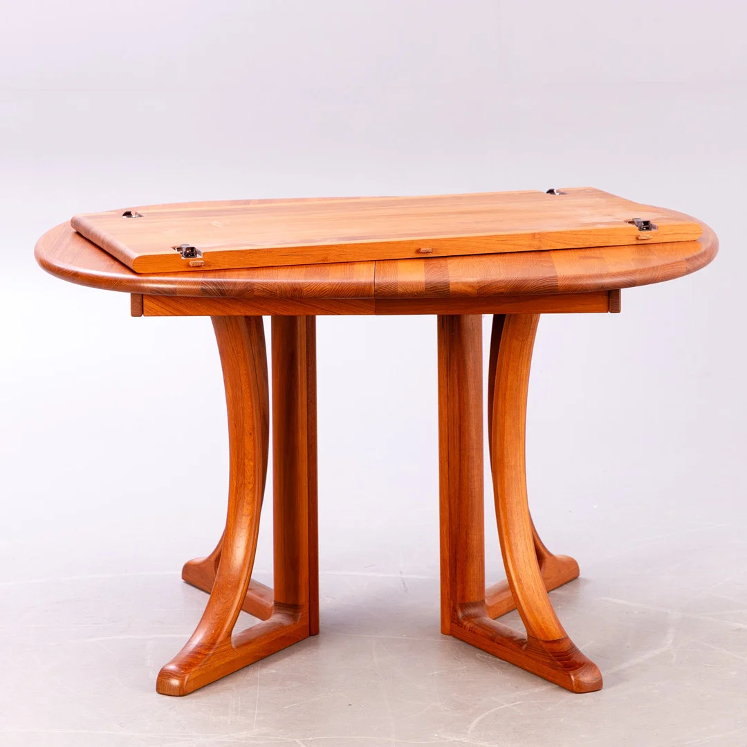 Wohl NIELS KOEFOED, ausziehbarer Esstisch aus massivem Teak, Dänemark. — Dining tables — Stockholms Auktionsverk Hamburg