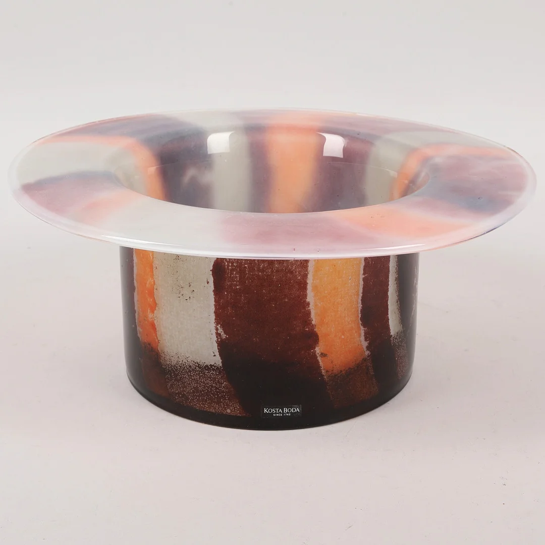 KJELL ENGMAN. Skål, konstglas, "Sombrero", etikettmärkt, signerad, Kosta Boda. — Art glass — Ekenbergs Auktioner