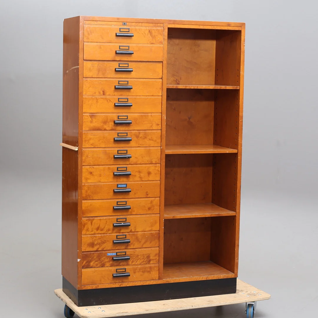 ARKIVSKÅP, 15 lådor samt hyllor, 1900-tal. — Cupboards, Cabinets & Shelves — Auktionshuset Thelin & Johansson