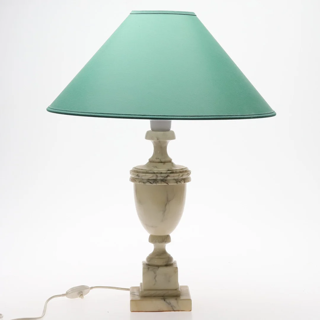 BORDSLAMPA. Marmor, Italien, 1900-talets andra halva. — Table Lamps — Örebro Stadsauktioner