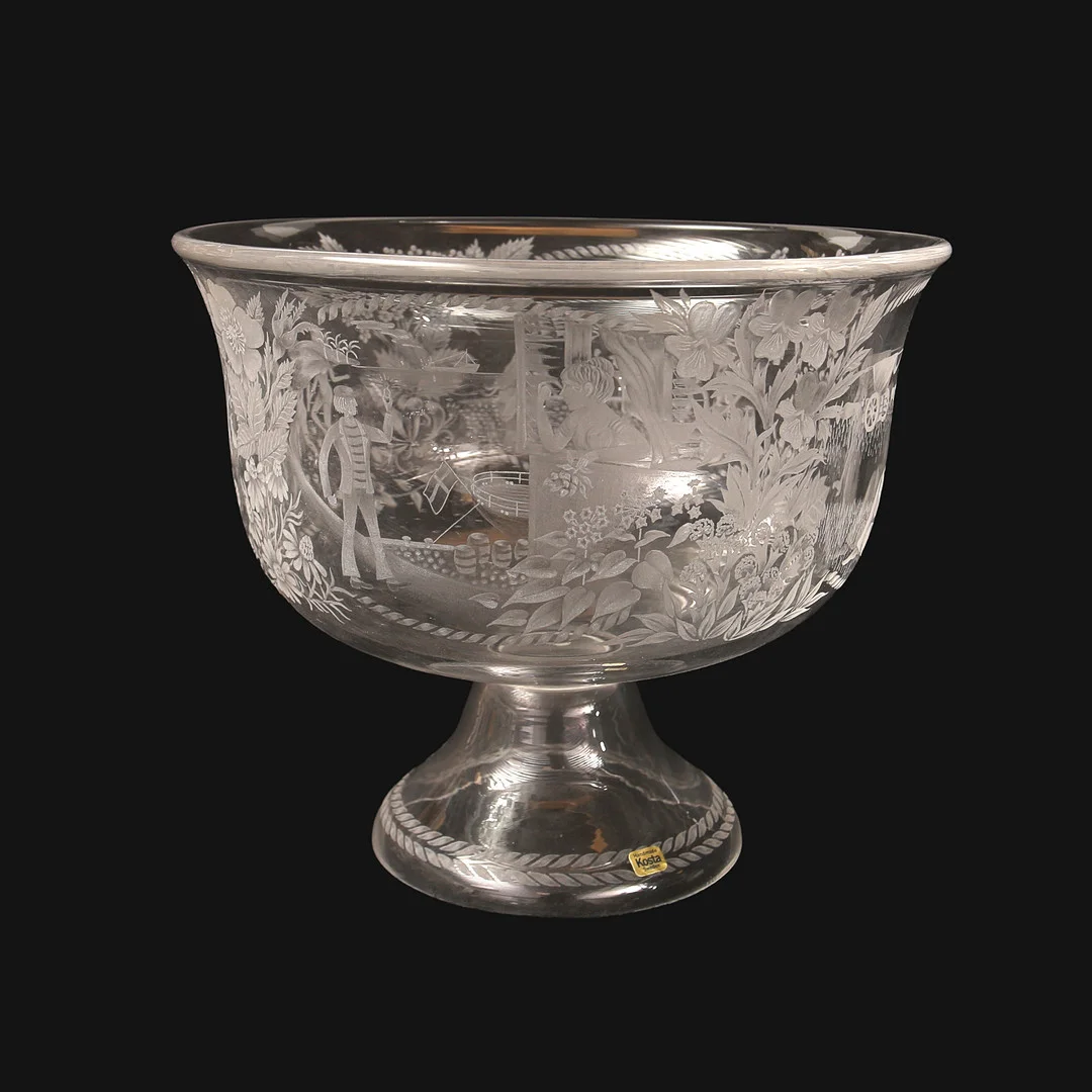 LISA BAUER. Skål på fot, glas, Årsskål till Evert Taube minne, Kosta, signerad, numrerad 29/175, daterad 1978. — Art glass — Limhamns Auktionsbyrå