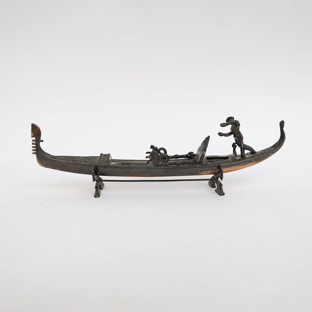 SKULPTUR, bronspatinerad metall, ställ med dekor av delfiner. — Sculptures & Bronzes — Falun Auktionsbyrå