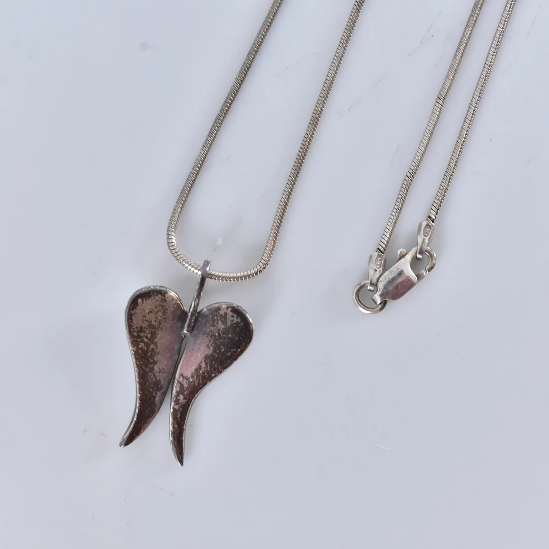 HÄNGE, med kedja Efva Attling Stockholm, sterlingsilver. — Brooches & Pendants — Halmstads Auktionskammare