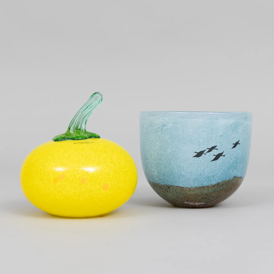 GLASFÖREMÅL, 2 st, bl.a. "Frutteria", Kosta Boda. — Art glass — Garpenhus Auktioner