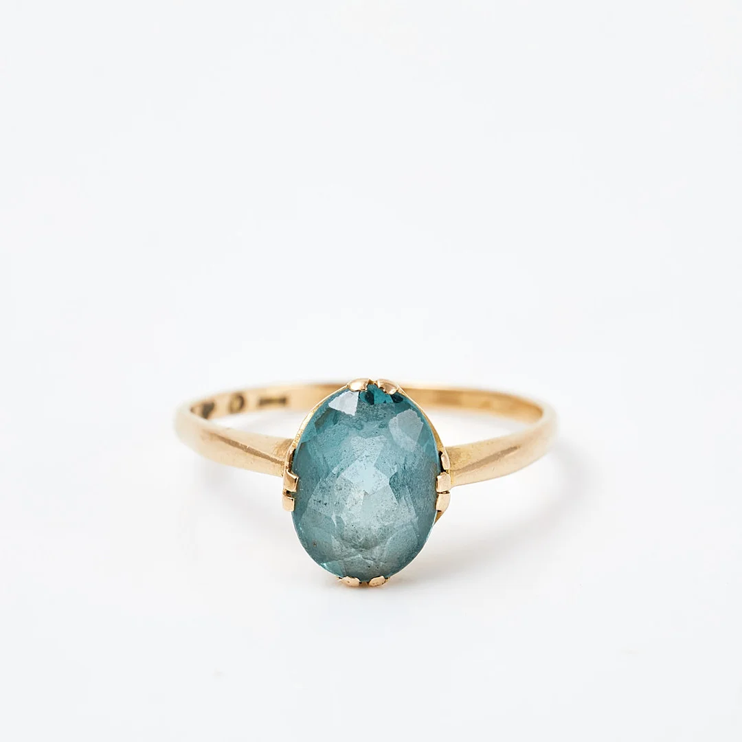 RING, 18 k guld, 1 ovalslipad syntetisk blå spinell, Wilhelm Petterssons Guldsmedsaffär AB, Stockholm, 1940. — Rings — Stockholms Auktionsverk Sickla