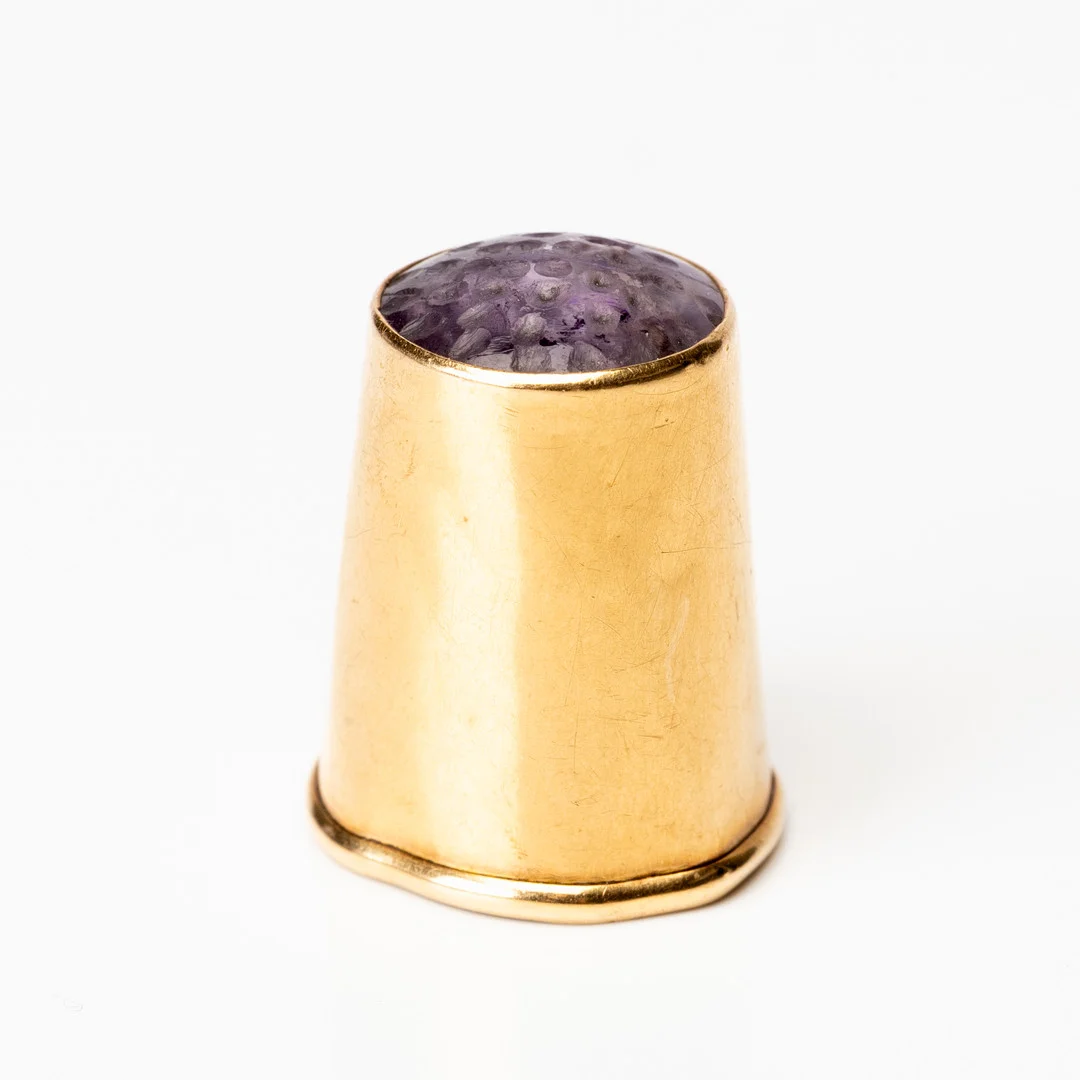 Fingerborg, guld, 18K samt lila sten, Guldvaruaktiebolaget G. Dahlgren & Co Ab, 1916. — Objet de vertu & Miscellaneous — Auktionshuset Kolonn